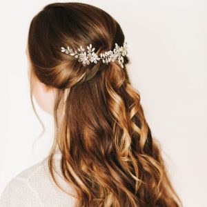 protea-essence-peinado-novia-Semirecogido con tocado